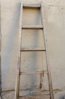 Eski merdiveni duvara yaslanmış