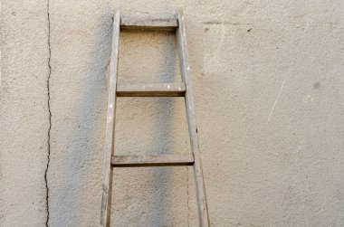 Eski merdiveni duvara yaslanmış