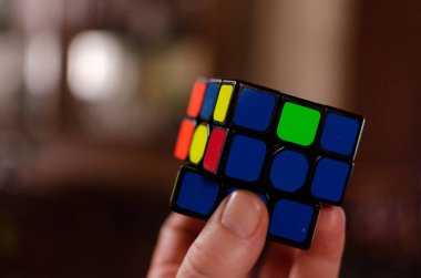 Ahşap bir masanın üzerinde Rubik küpü 3 x 3