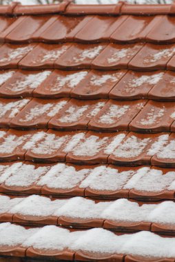 Karla kaplı kırmızı kiremit çatı