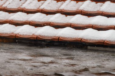 Karla kaplı kırmızı kiremit çatı