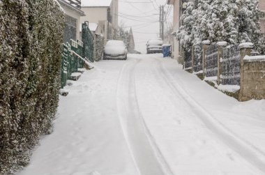 4 Ocak 2026 - Belgrad, Sırbistan. Banliyö sokakları karla kaplı.