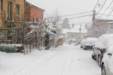 4 Ocak 2026 - Belgrad, Sırbistan. Banliyö sokakları karla kaplı.