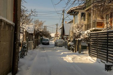 8 Ocak 2026 - Belgrad, Sırbistan. Kış fırtınasından sonra kar altında kalan bir şehirde güneşli bir gün.
