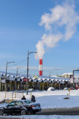 8 Ocak 2026 - Belgrad, Sırbistan. Şehrin beyaz dumanının şehrin ısıtma tesisinin bacasından yükseldiği yer..