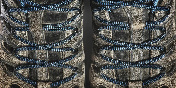 Lacing a pair of old sneakers closeup — Stock Photo, Image