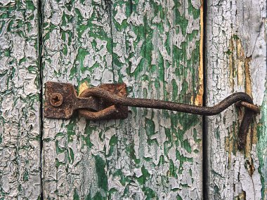 eski paslı demir kapı kanca kapalı konumda