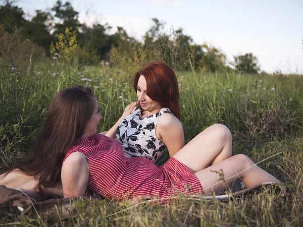 Duas meninas jovens em um resto ao ar livre — Fotografia de Stock