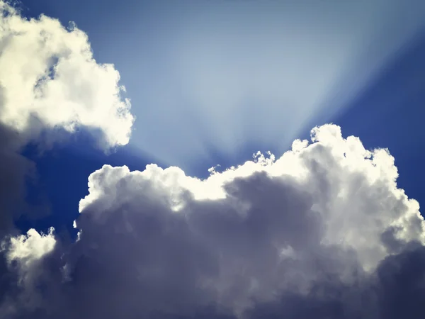 Blå himmel med hvide skyer - Stock-foto