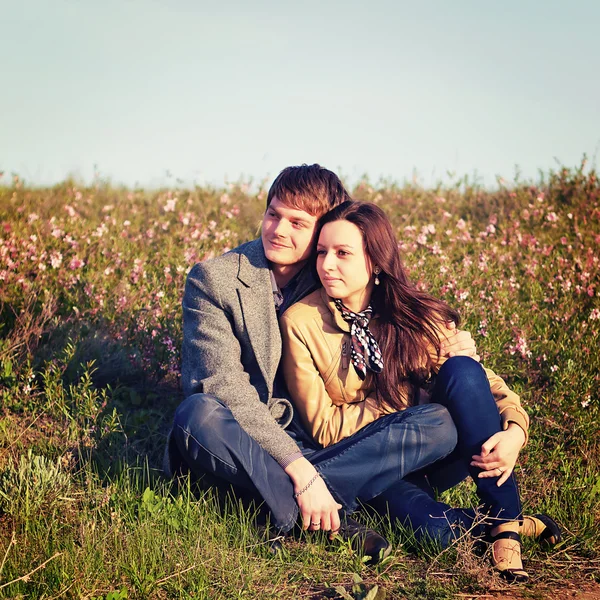 Portrait extérieur de jeune couple — Photo