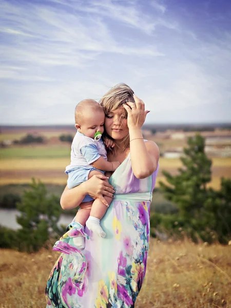 Madre con figlio all'aperto — Foto Stock