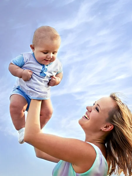 Madre con figlio all'aperto — Foto Stock