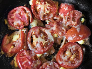 mayonez ve domates closeup ile kızarmış balık