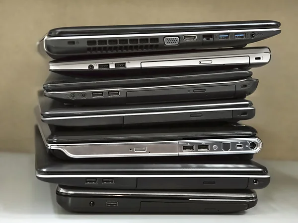 Pile de vieux ordinateurs portables en attente de réparation Images De Stock Libres De Droits