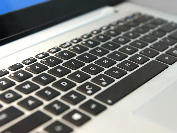 Weiße Laptop-Tastatur mit schwarzen Tasten Nahaufnahme — Stockfoto