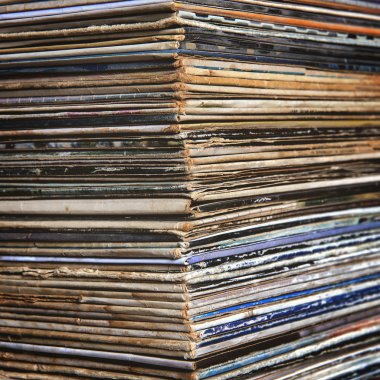 Vinil kayıtlar zarflarda yığını