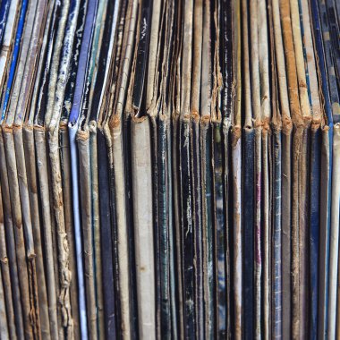 Vinil kayıtlar zarflarda yığını