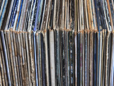 Vinil kayıtlar zarflarda yığını