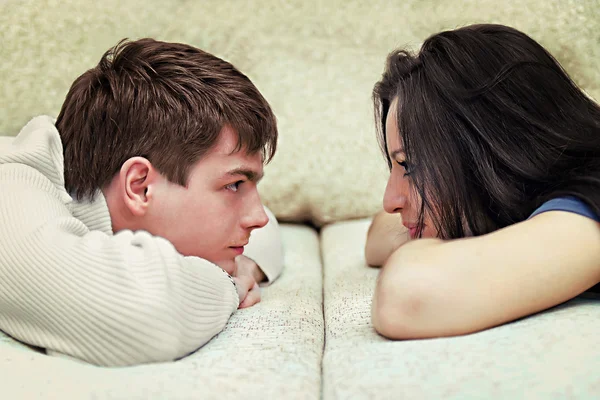 Young guy and girl look at each other — Stock Photo, Image