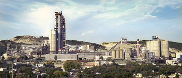 Panorama de uma fábrica de cimento em uma tarde de verão ensolarada — Fotografia de Stock