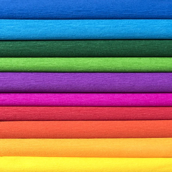 Рулони кольорового гофрованого паперу крупним планом на фоні Стокове Фото