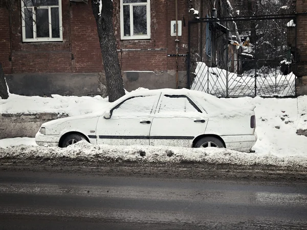 Coche en la nieve en la carretera —  Fotos de Stock