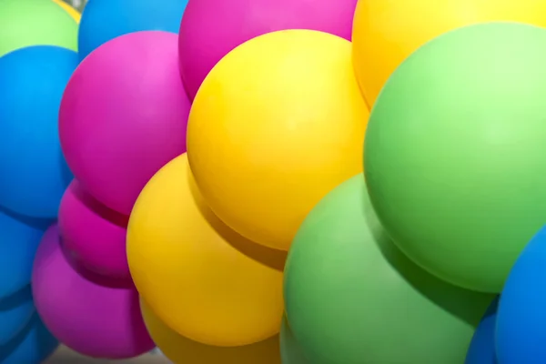Разноцветные воздушные шары крупным планом в качестве фона — стоковое фото
