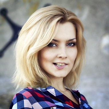 genç güzel seksi sarışın kız portresi