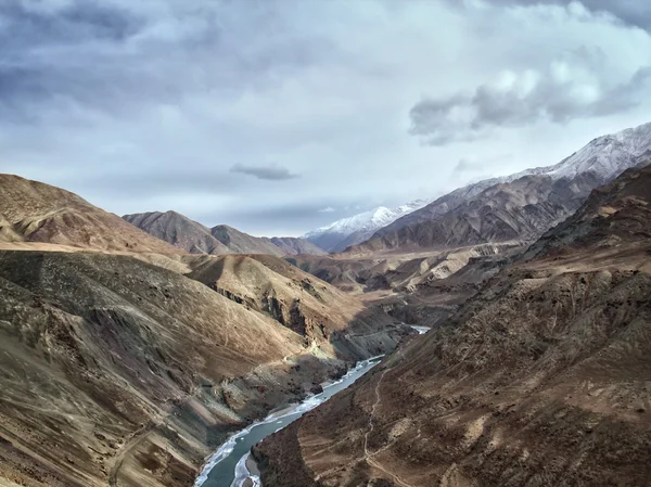 新药临床试验山区河流在喜马拉雅山 — 图库照片