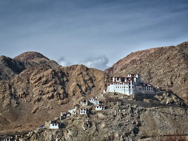Lekir boeddhistisch klooster in de Himalaya, Noord-india — Stockfoto