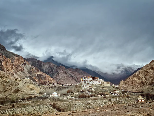 Lekir boeddhistisch klooster in de Himalaya, Noord-india — Stockfoto