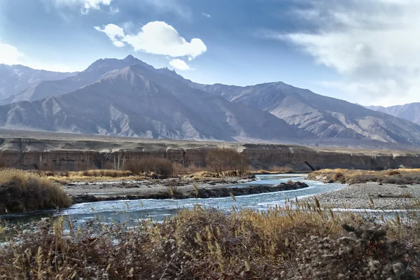 Indus rivière de montagne dans l'Himalaya — Photo