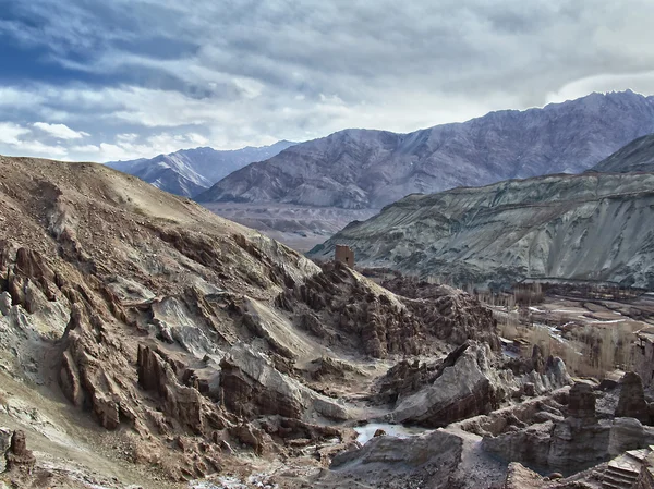 Gammal raserad buddhistiska kloster. Himalaya, norra Indien — Stockfoto