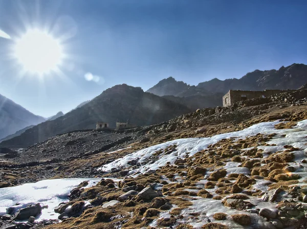 Uitzicht op de vallei in de Himalaya — Stockfoto