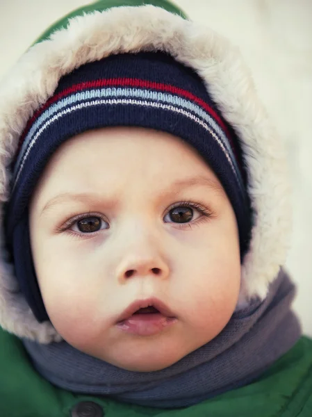 Retrato de invierno de un bebé de cerca —  Fotos de Stock