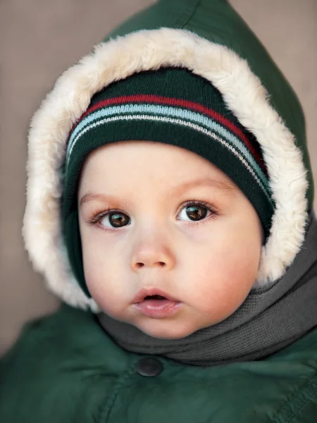 Retrato de invierno de un bebé de cerca —  Fotos de Stock