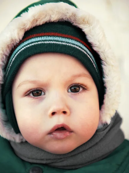 Retrato de invierno de un bebé de cerca —  Fotos de Stock