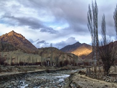 Kayalar arasında günbatımı güneş ışığı. Himalayas, Leh, Kuzey Hindistan