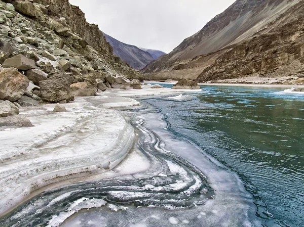 Zanskar Bergfluss im Winter. himalaya, nordindien — Stockfoto