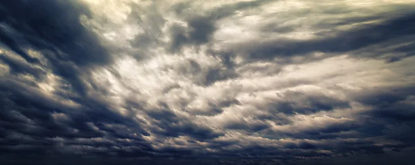 Dunkler Abend stürmischer Himmel mit hellen Blicken — Stockfoto