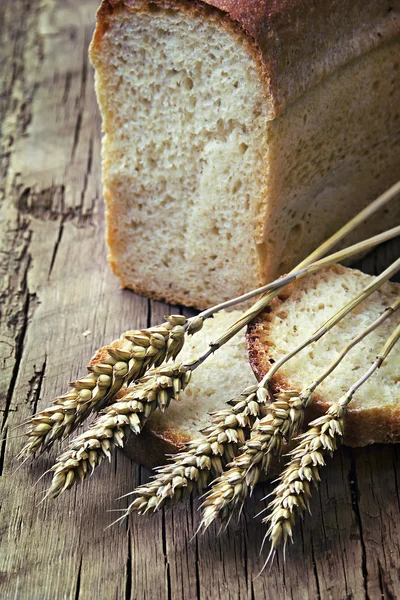 Ein Laib Brot und Weizenähren — Stockfoto