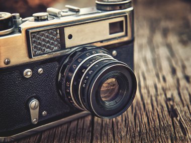 ahşap arka plan üzerinde eski vintage fotoğraf makinesi portre