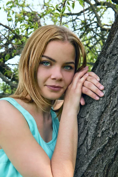 Retrato de uma jovem loira sensual ao ar livre — Fotografia de Stock
