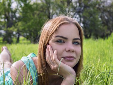 şehvetli genç sarışın açık havada çim üzerinde yalan