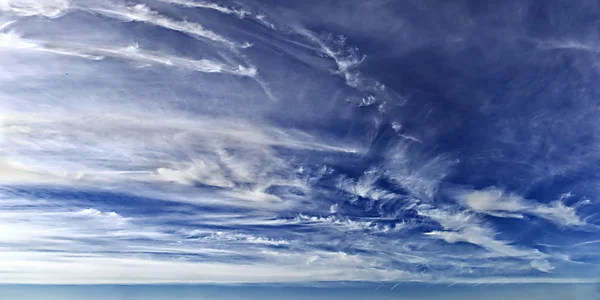 Gündüz gökyüzü bulutlu Panoraması — Stok fotoğraf