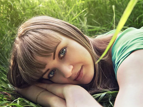 Jeune belle fille couchée sur l'herbe — Photo