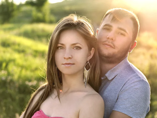 Открытый летний портрет влюбленной молодой семейной пары — стоковое фото
