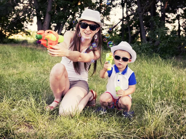 Mother plays with her son outdoors — Stock Photo, Image
