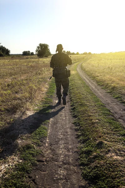 Militares saíram ao longo de uma estrada rural — Fotografia de Stock