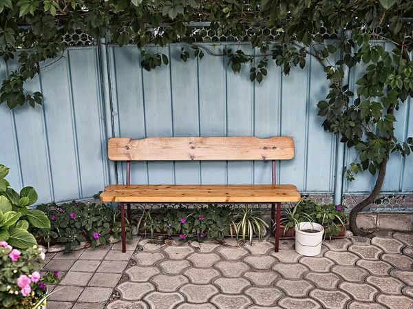 Ivy ile çit yakınındaki ahşap Bank — Stok fotoğraf